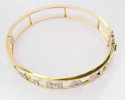 Bracciale rigido Astralia in Oro Bianco e Oro Giallo con lettere e simboli con Diamanti 1,09 ct 18 kt (750)