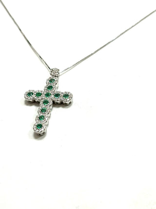 Collana e pendente Croce con Diamanti 1,00 ct e Smeraldi 0,55 ct in Oro Bianco 18 kt (750)