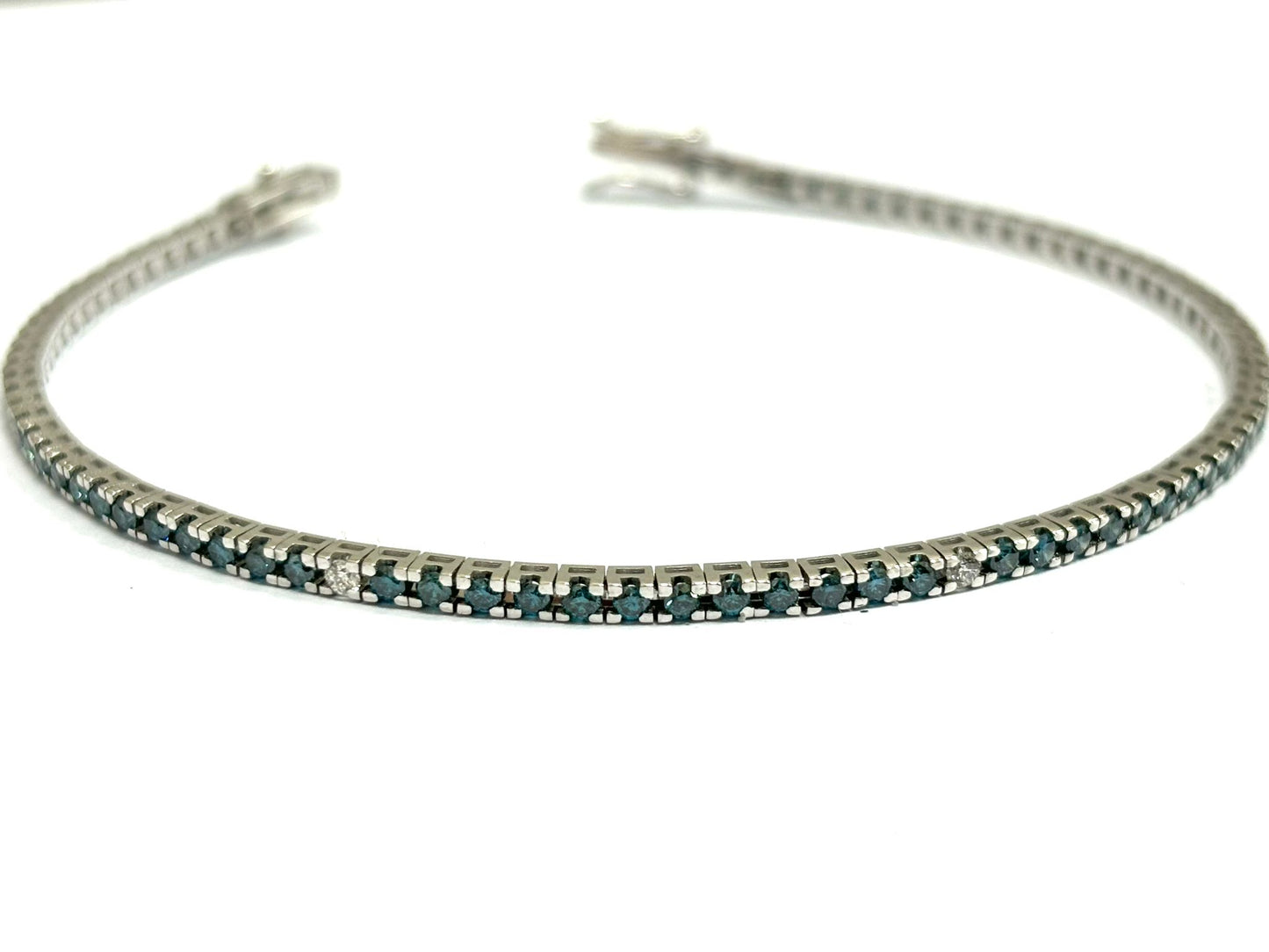 Bracciale tennis Diamanti blu 2,67 ct e Diamanti bianchi 0,22 ct in Oro Bianco 18 kt (750)