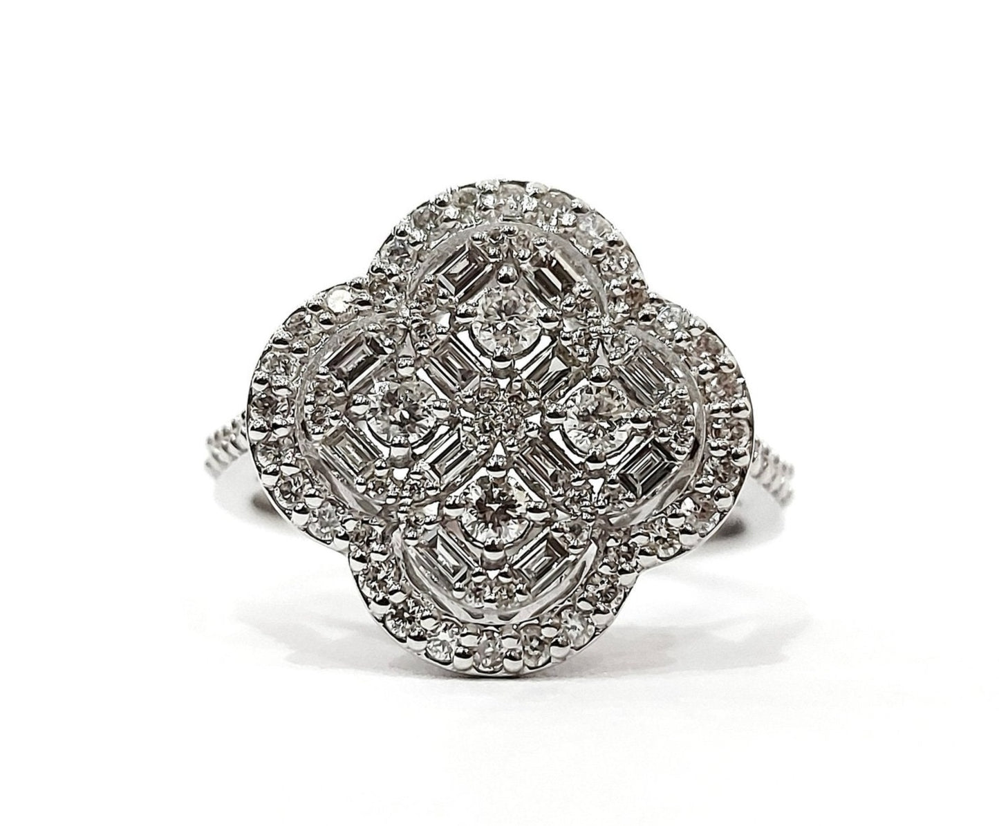 Anello Astralia a fiore in Oro Bianco con Diamanti Baguette ct 0,20 e Brillante ct 0,65 18kt (750)