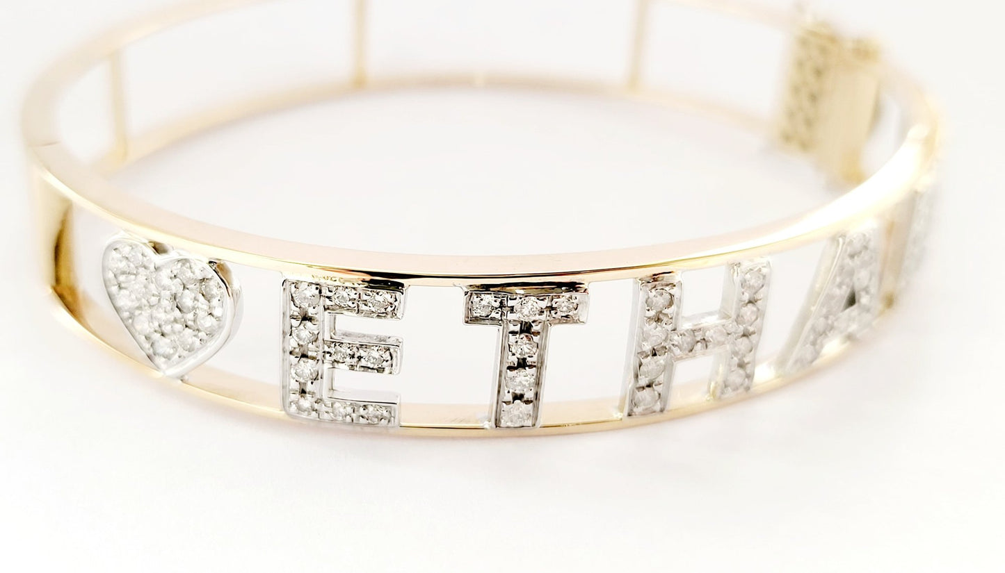 Bracciale rigido Astralia in Oro Bianco e Oro Giallo con lettere e simboli con Diamanti 1,09 ct 18 kt (750)