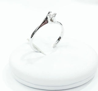 Anello Solitario modello Valentino con Diamante 0,05 ct in Oro Bianco 18 kt (750)