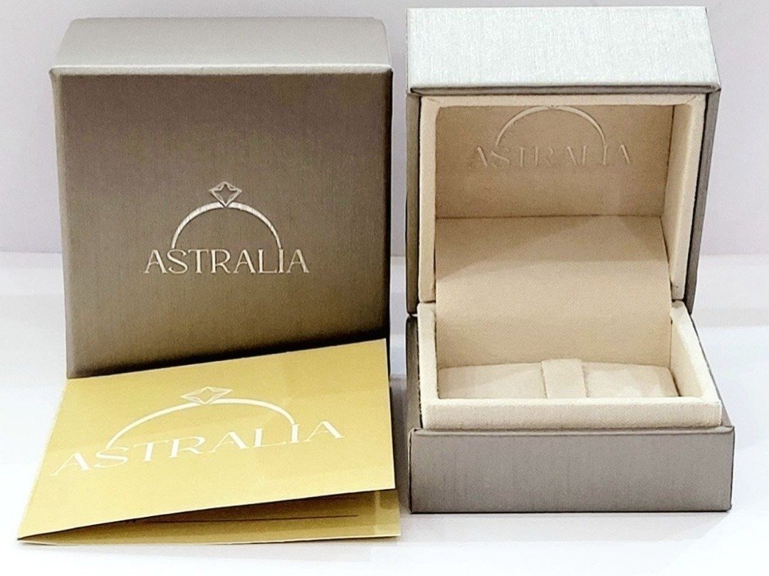 Anello modello contrarié Astralia in Oro Bianco con Diamanti 0,29 ct e Zaffiri 0,69 ct a Cuore 18 kt (750)