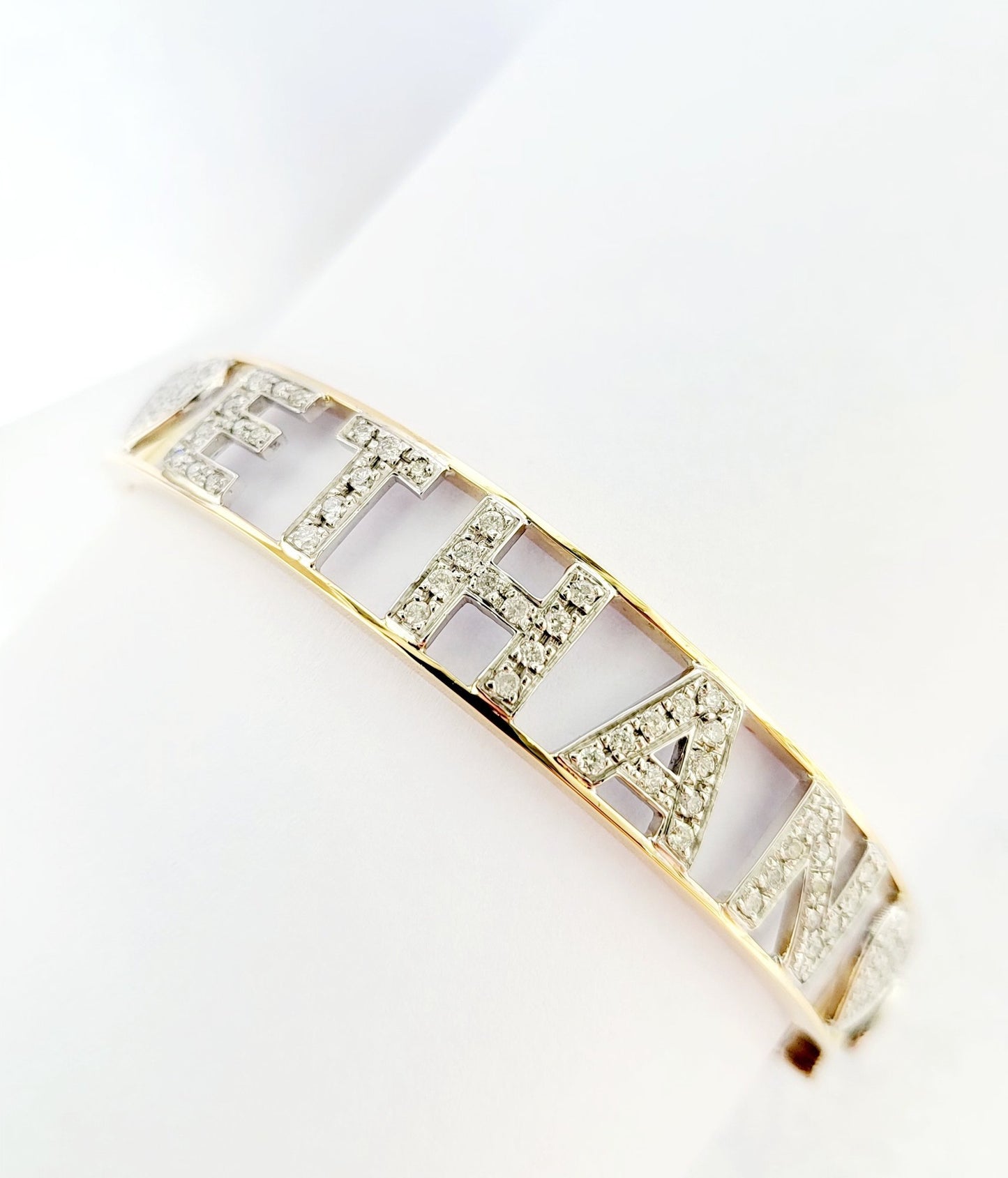 Bracciale rigido Astralia in Oro Bianco e Oro Giallo con lettere e simboli con Diamanti 1,09 ct 18 kt (750)