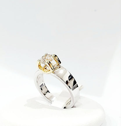 Anello Solitario con Diamante 1,04 ct in Oro Bianco e Oro Giallo con certificazione gemmologica IGI Antwerp 18 kt (750)