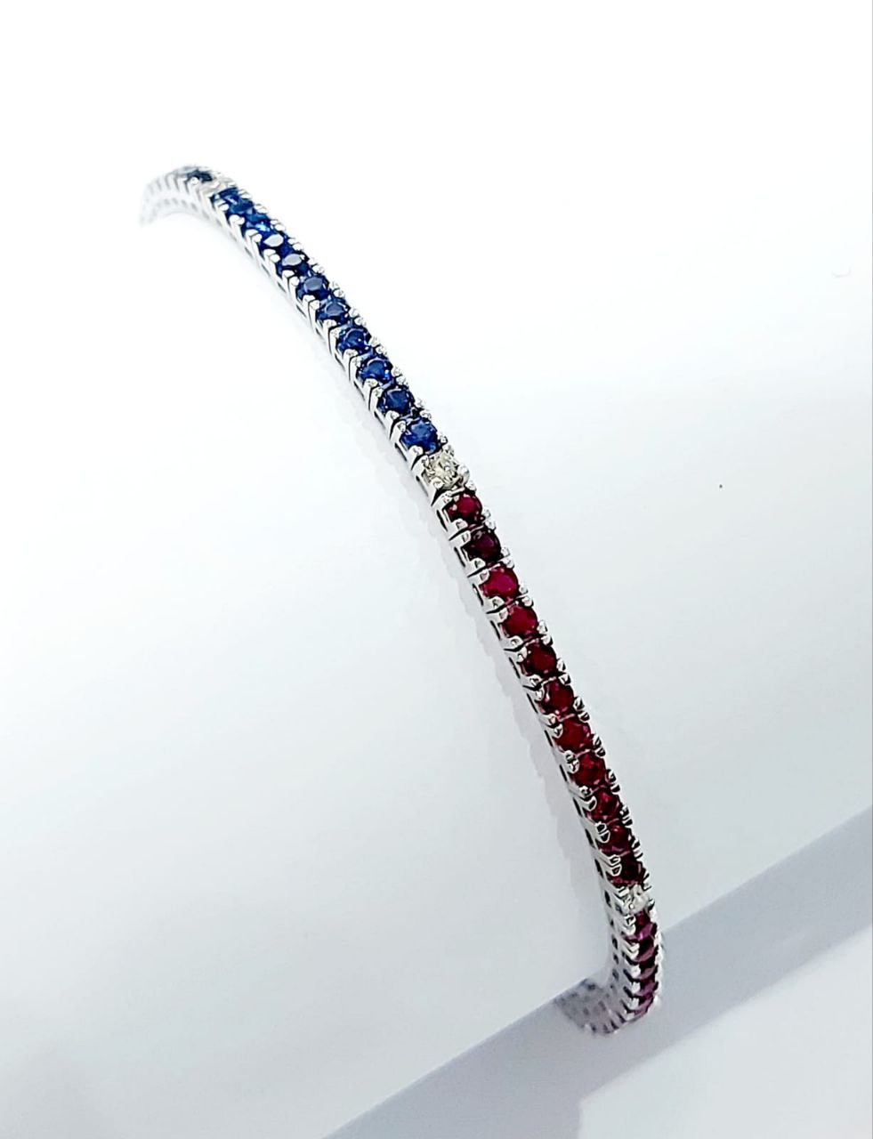 Bracciale tennis modello "Pepsi" in Oro Bianco con Diamanti 0,15 ct, Rubini 1,95 ct e Zaffiri 1,70 ct 18 kt (750)