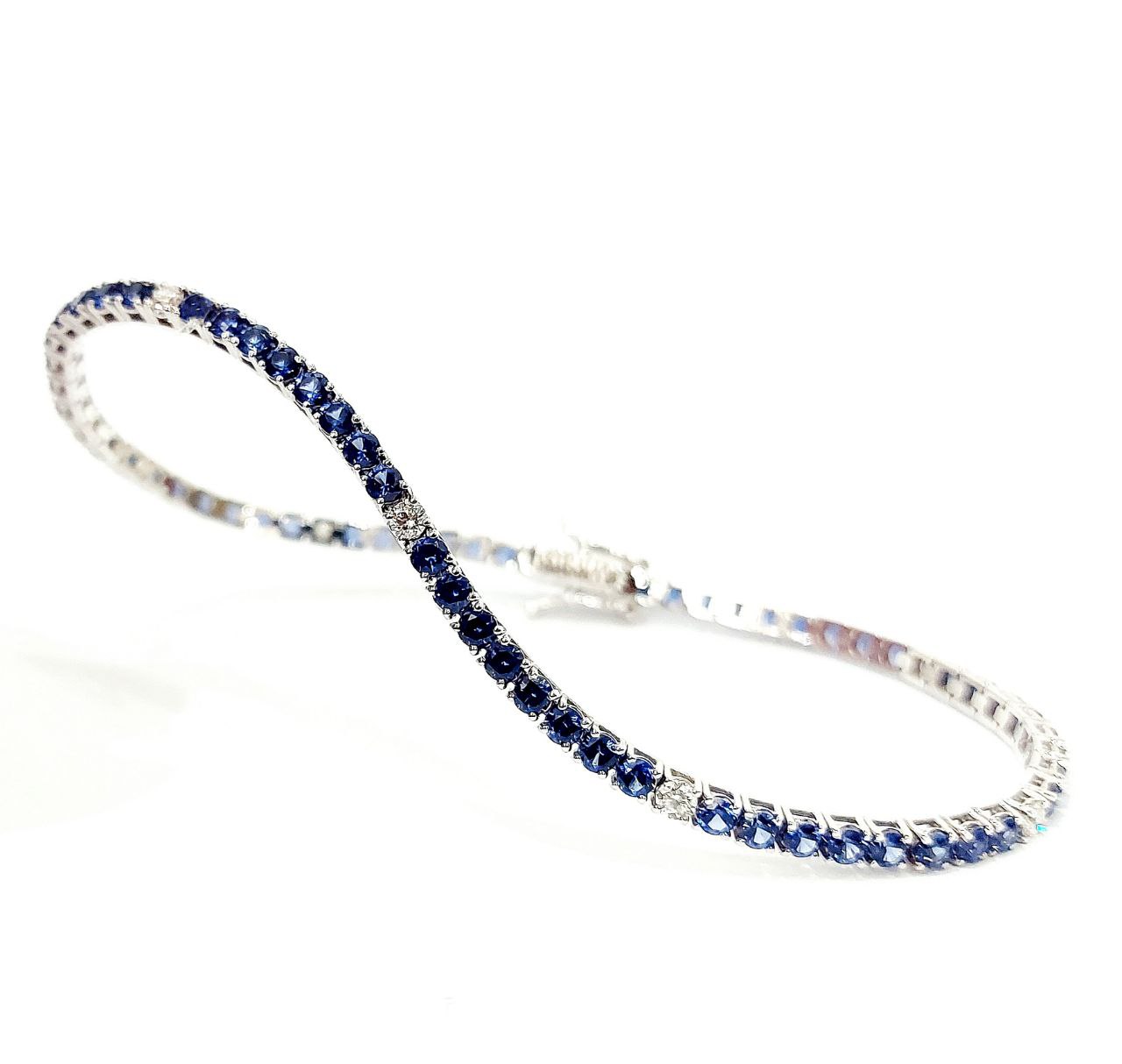 Bracciale Tennis Astralia in Oro Bianco con Zaffiri blu 8,55 ct e Diamanti bianchi 0,70 ct 18 kt (750)