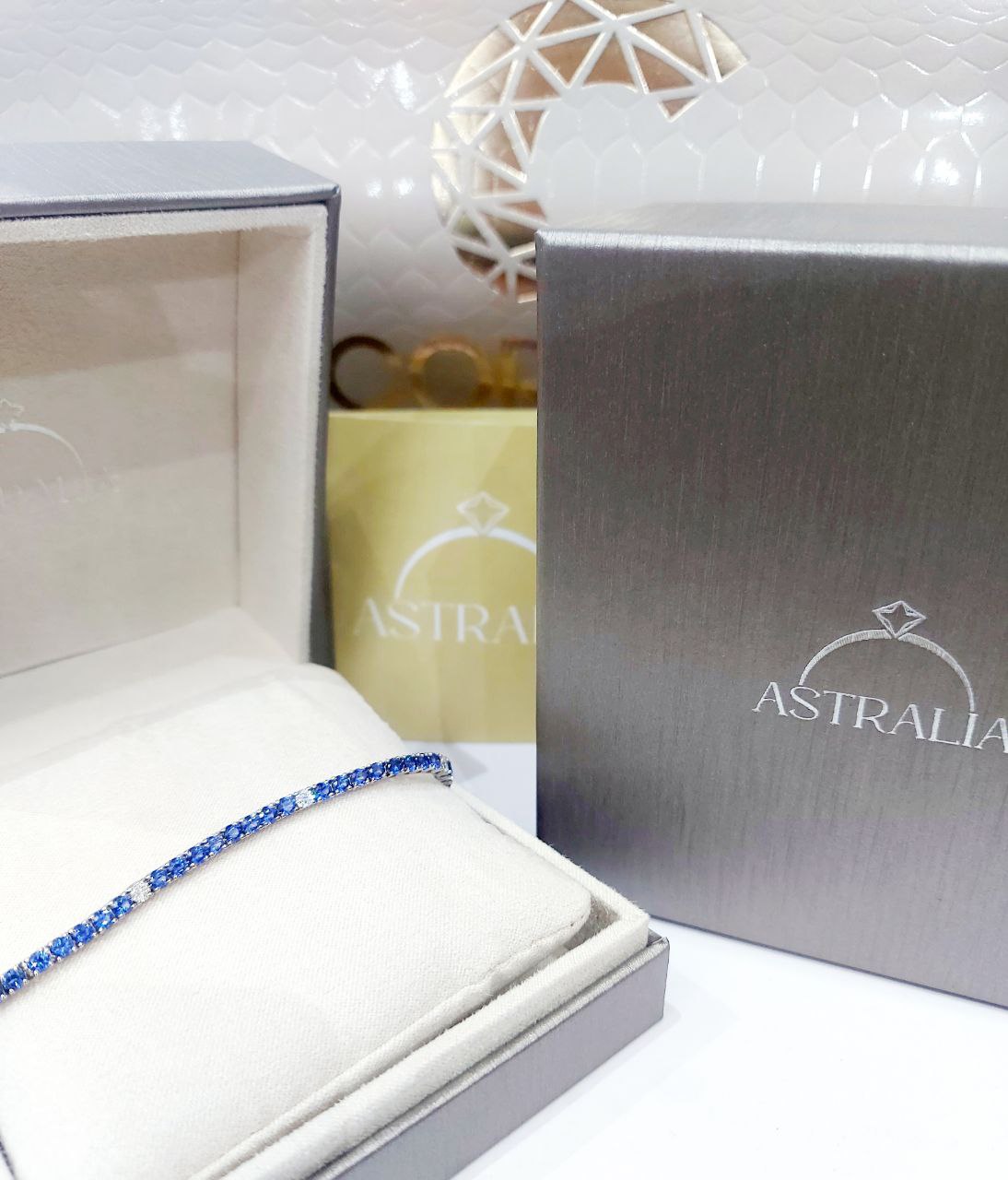 Bracciale Tennis Astralia in Oro Bianco con Zaffiri blu 8,55 ct e Diamanti bianchi 0,70 ct 18 kt (750)