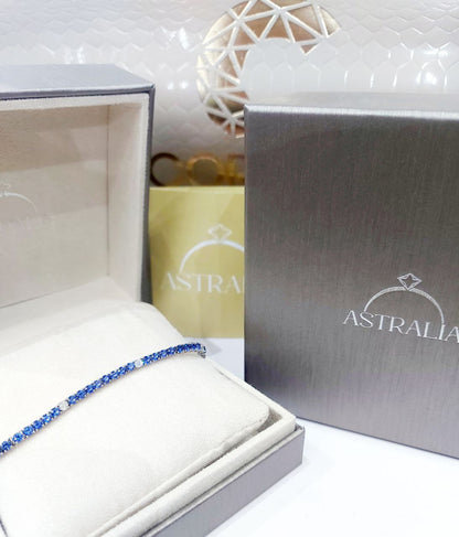 Bracciale Tennis Astralia in Oro Bianco con Zaffiri blu 8,55 ct e Diamanti bianchi 0,70 ct 18 kt (750)