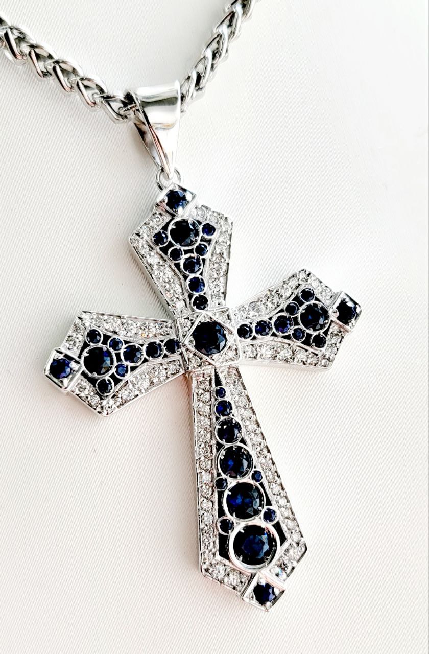 Collana pendente croce Egiziana moderna Oro Bianco 18kt-750 Diamanti naturali ct 1,15  Zaffiri Blu ct 2,72