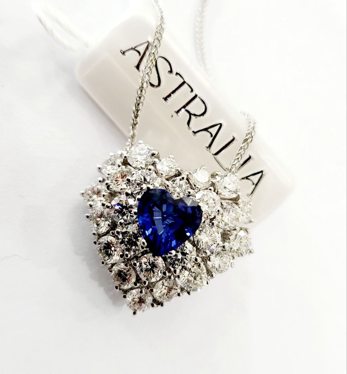 Collana pendente Cuore Oro bianco 18kt - 750 Astralia Zaffiro 1,05 ct e Diamanti 2,72 ct  certificazione AIG MILAN