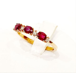 Anello Trilogy in Oro Rosa con Rubini ovali 0,97 ct e Diamanti 0,10 ct 18 kt (750)