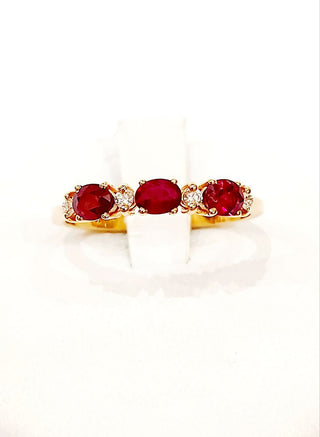 Anello Trilogy in Oro Rosa con Rubini ovali 0,97 ct e Diamanti 0,10 ct 18 kt (750)