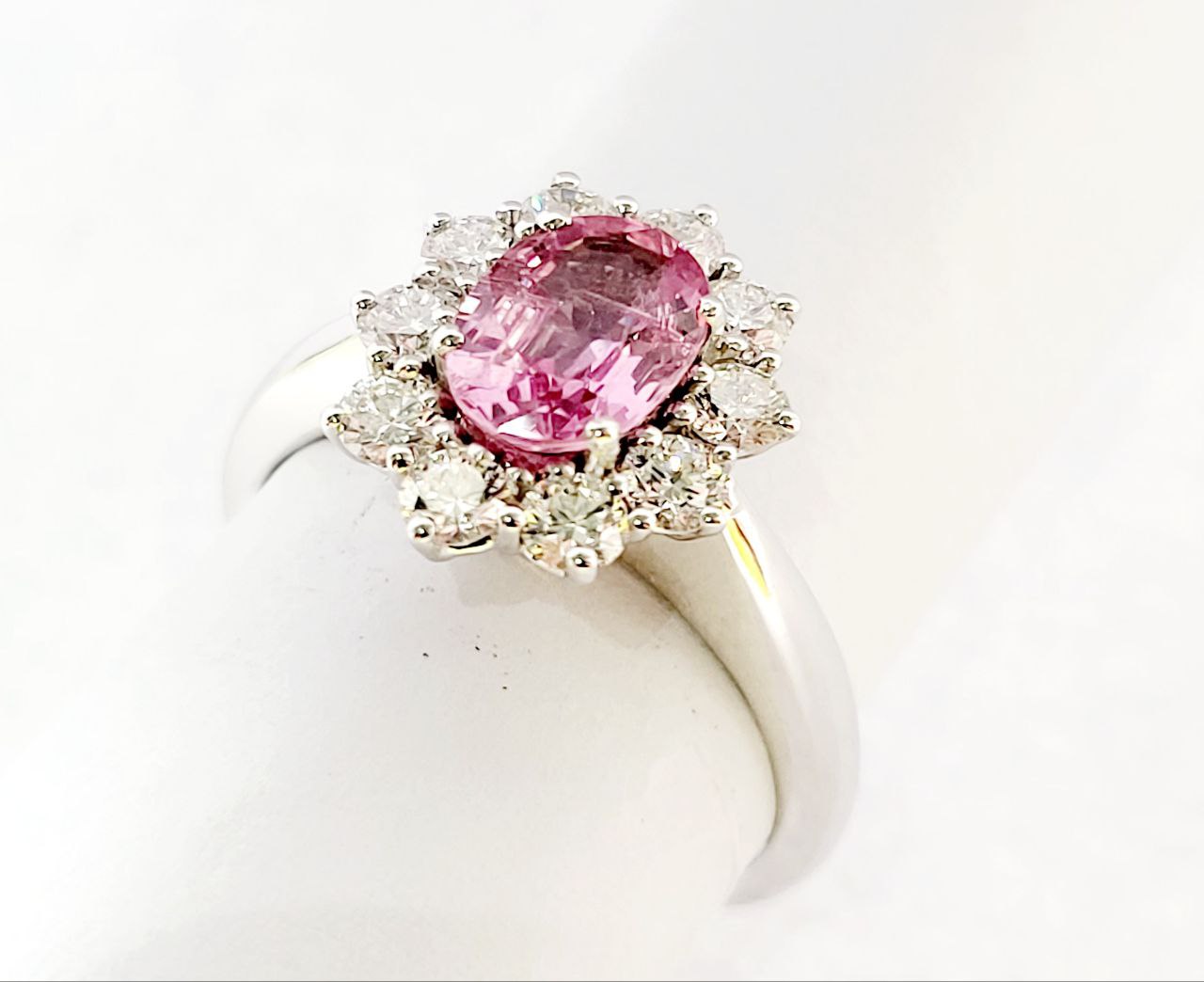 Anello a fantasia con Zaffiro Rosa Naturale ct 1,10 e contorno di Diamanti ct 0,65 in Oro Bianco 18 kt -750 certificato Gem-tech