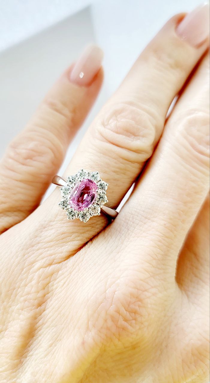 Anello a fantasia con Zaffiro Rosa Naturale ct 1,10 e contorno di Diamanti ct 0,65 in Oro Bianco 18 kt -750 certificato Gem-tech