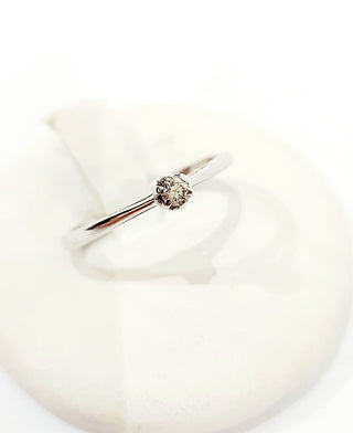 Anello solitario modello 6 griffe in Oro Bianco con Diamante 0,10 ct 18 Kt (750)