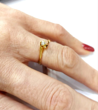 Anello Solitario Valentino in Oro Giallo con Diamante 0,15 ct 18 kt (750)