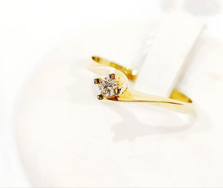Anello Solitario Valentino in Oro Giallo con Diamante 0,15 ct 18 kt (750)