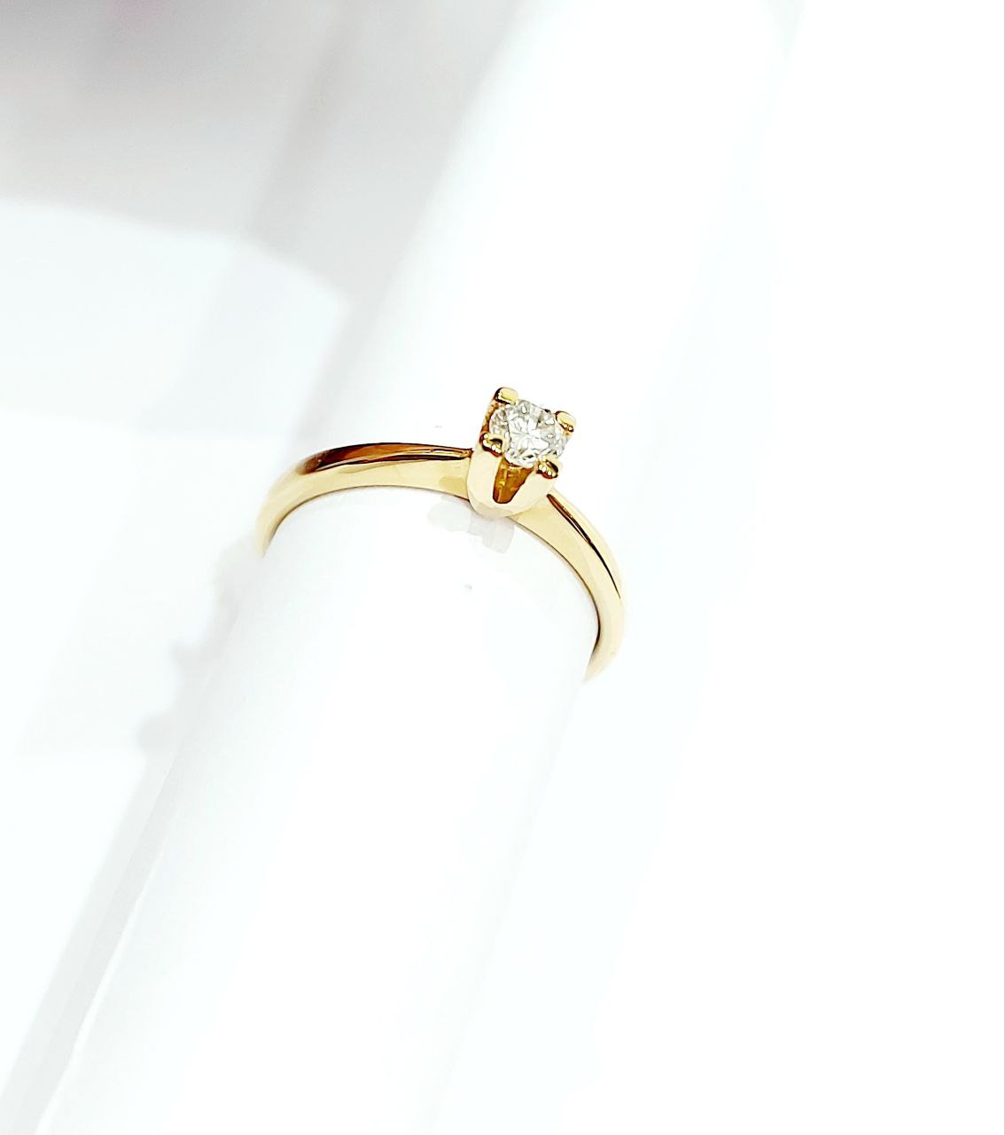 Anello Solitario 4 griffe in Oro Giallo con Diamante 0,15 ct 18 kt (750)