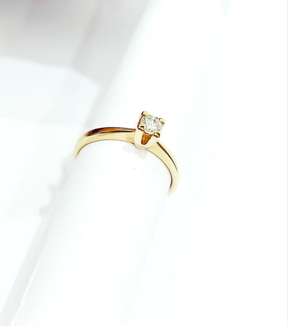 Anello Solitario 4 griffe in Oro Giallo con Diamante 0,15 ct 18 kt (750)