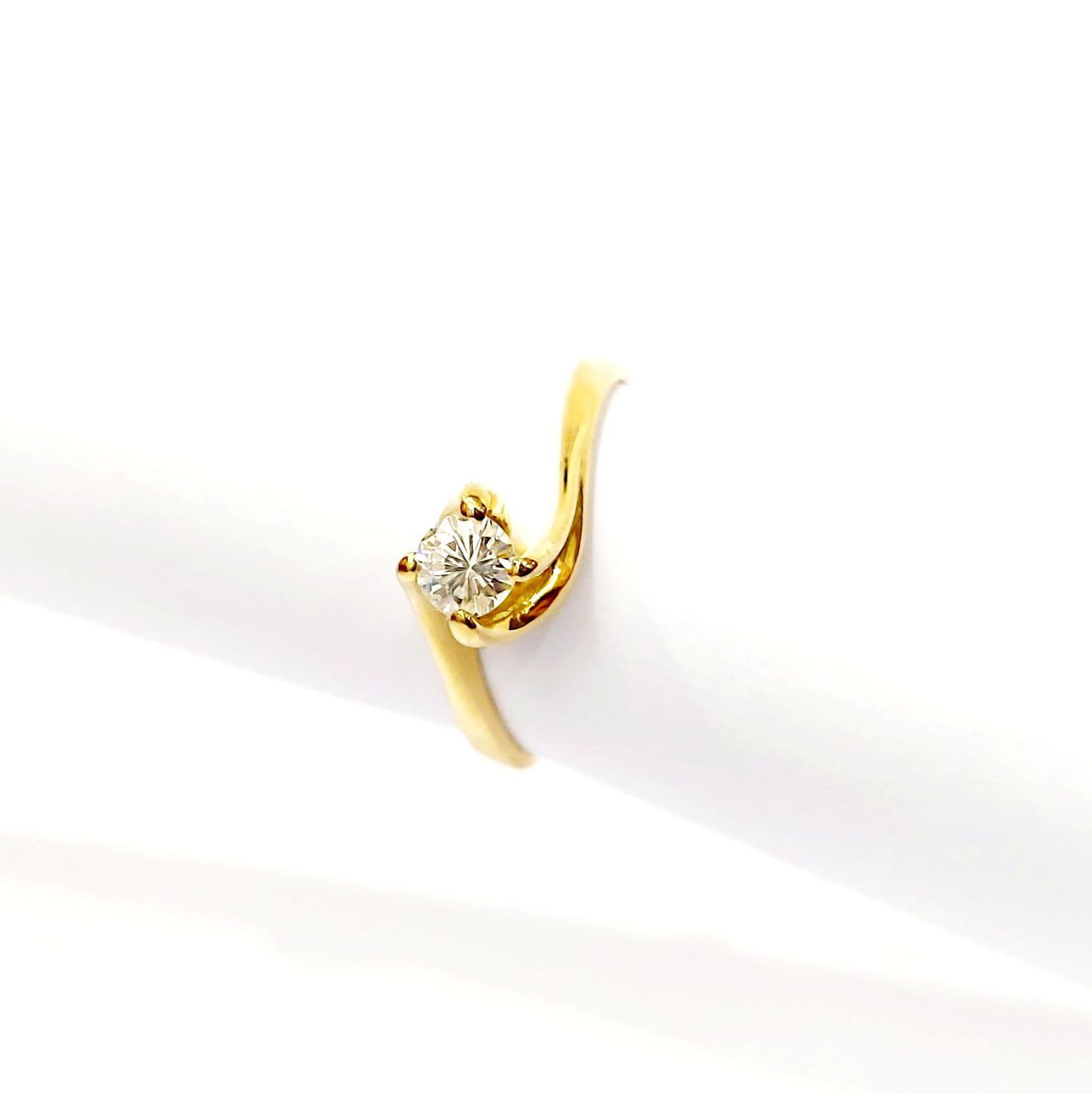 Anello Solitario Valentino in Oro Giallo con Diamante 0,30 ct 18 kt (750)