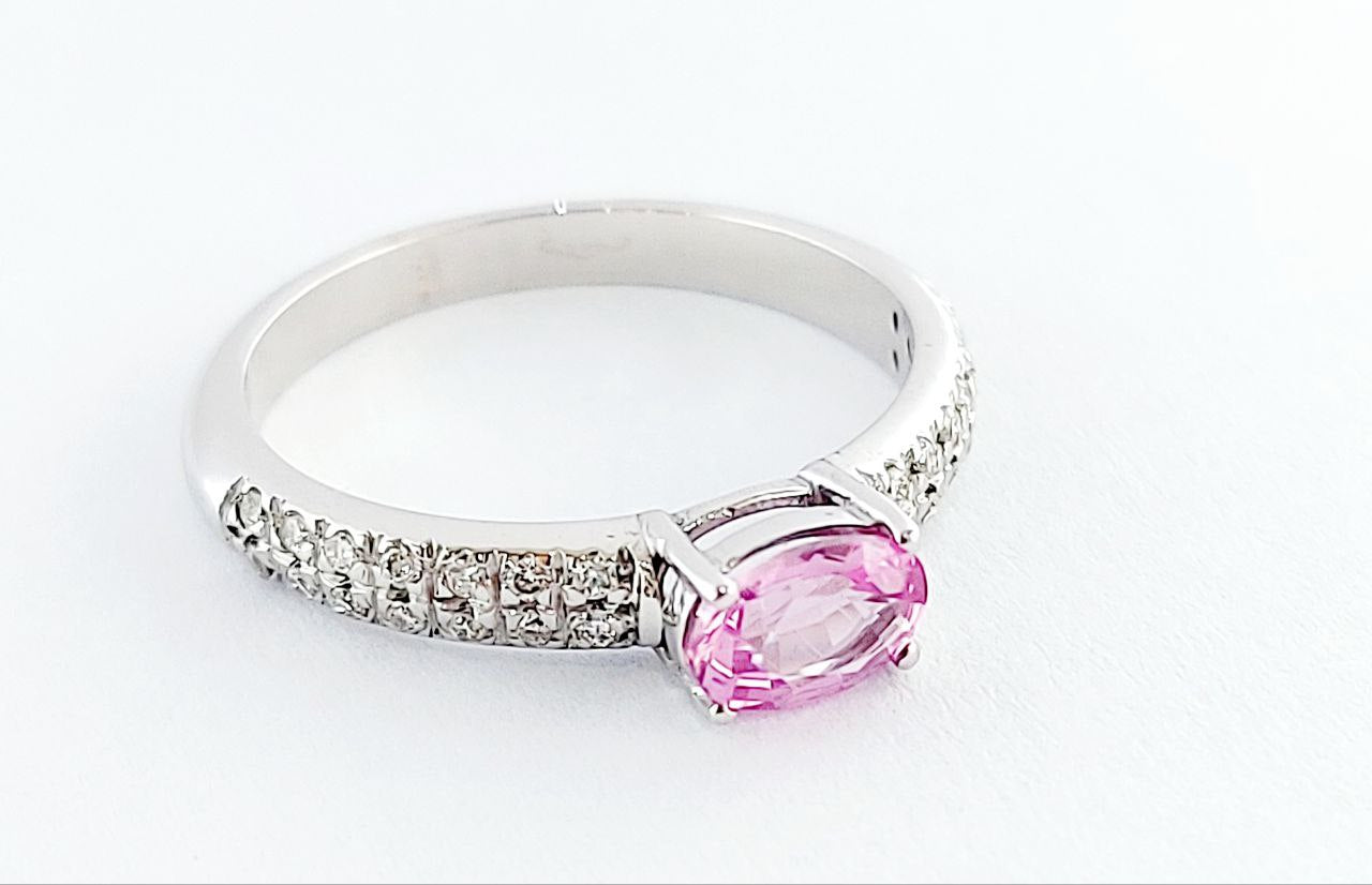 Anello collezione Astralia in Oro Bianco con Zaffiro Rosa ovale 0,70 ct e Diamanti 0,30 ct 18 kt (750)